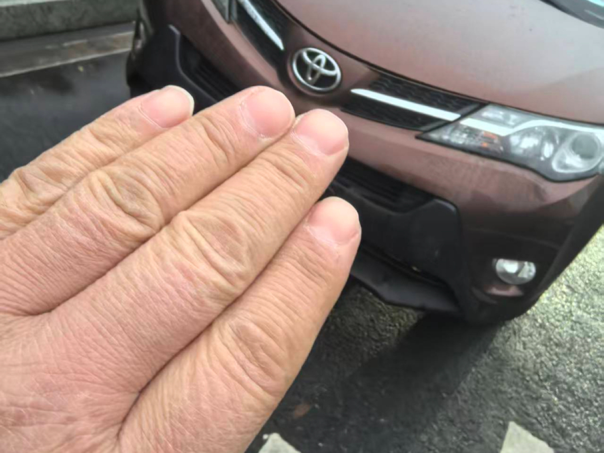 Toyota RAV4 2015 immagine di auto #2