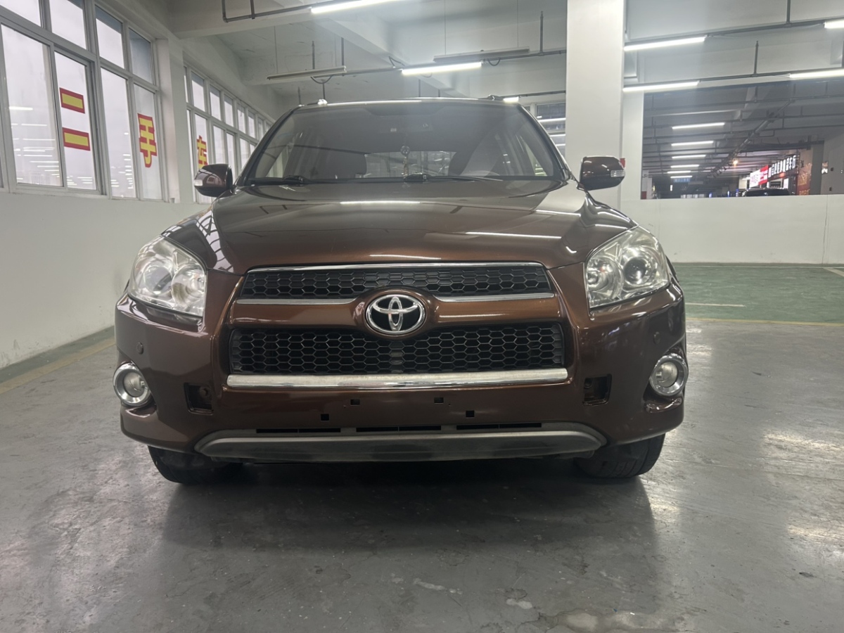 Toyota RAV4 2013 car image #2