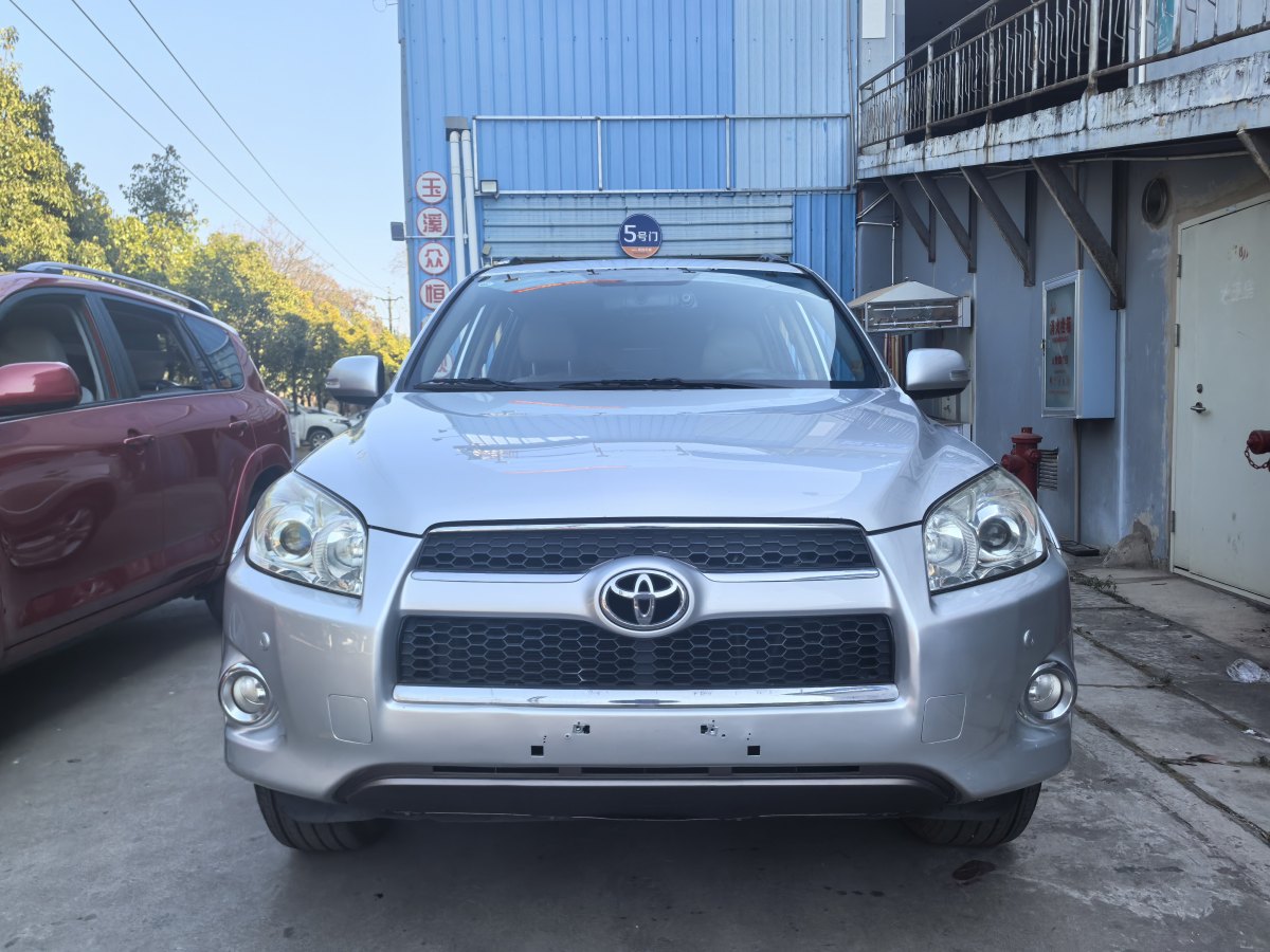 Toyota RAV4 2012 car image #2