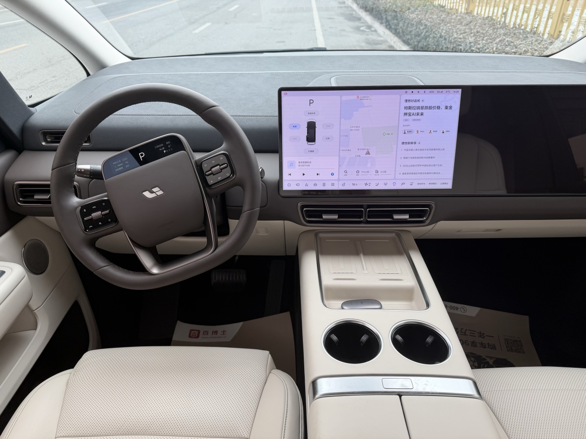 理想汽车 理想MEGA 2025 汽车图片 #2