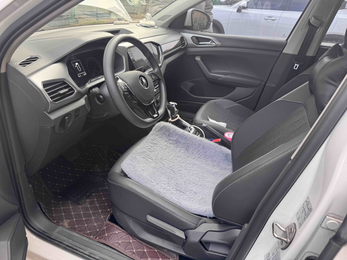 Volkswagen T-Cross 2021 car image #2