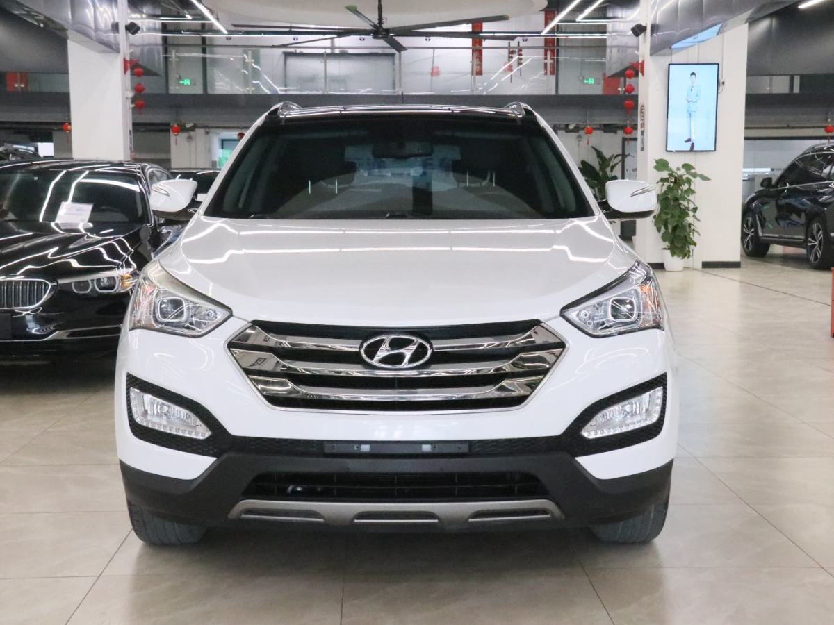 Hyundai Santa Fe 2015 car image #2