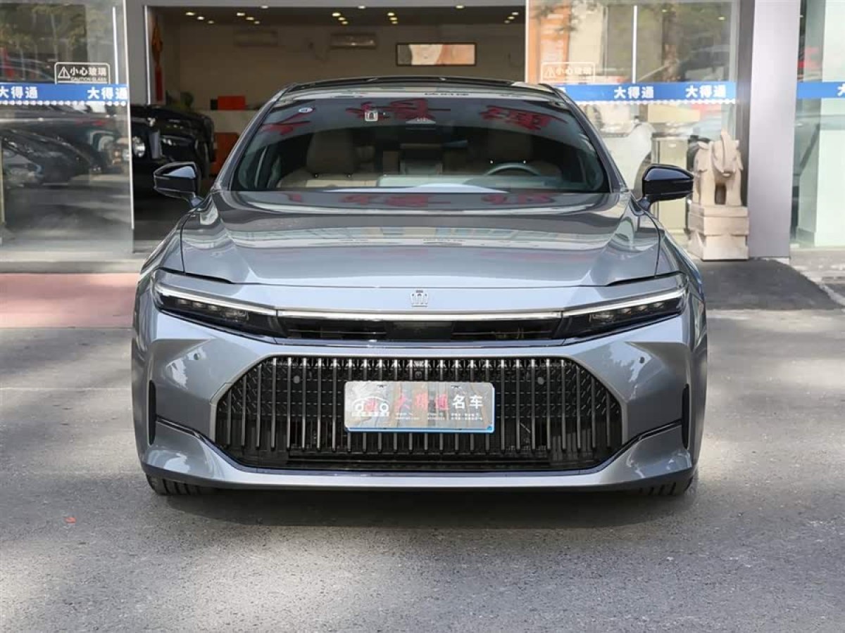 Toyota Crown 2025 صورة سيارة #2