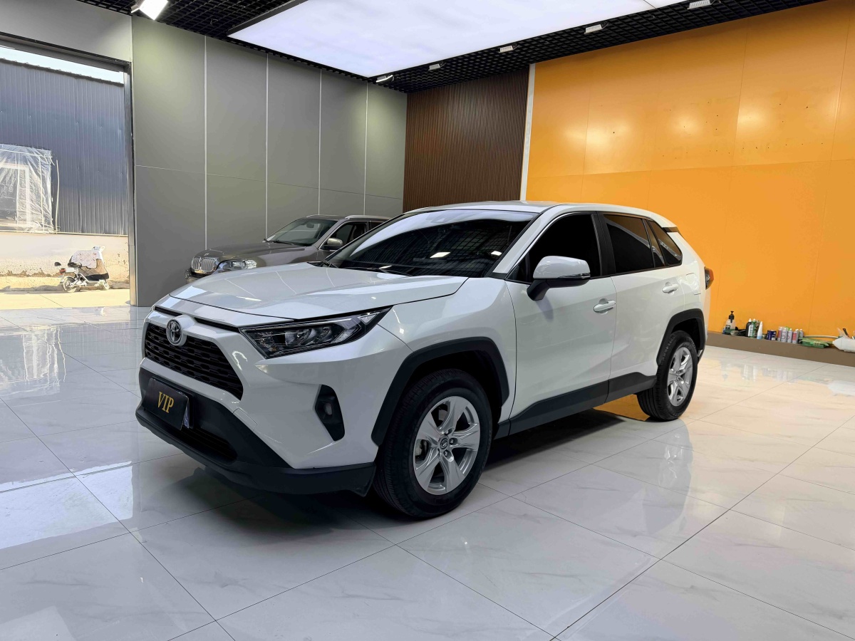 Toyota RAV4 2025 car image #2