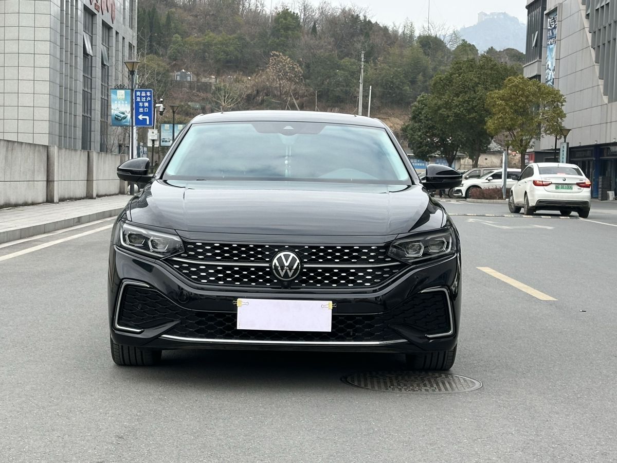 Volkswagen Passat 2024 car image #2