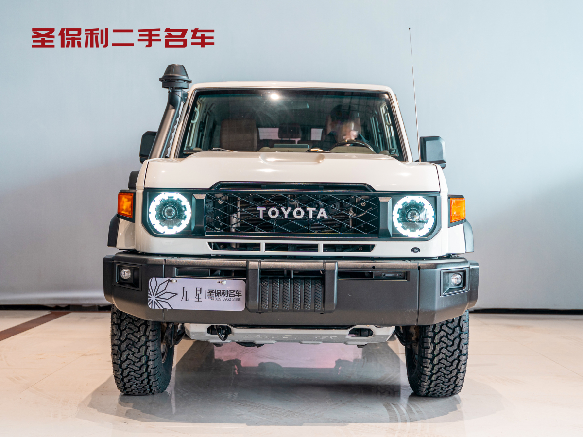 Toyota FJ Cruiser 2024 car image #2