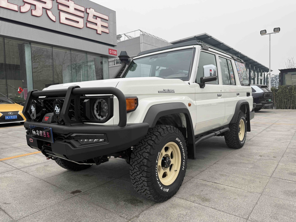 Toyota FJ Cruiser 2025 car image #2