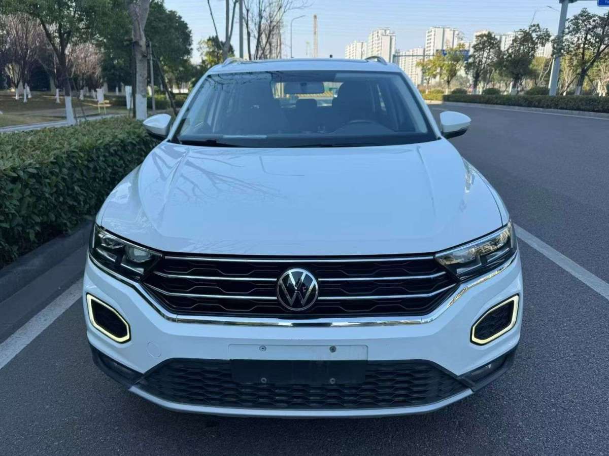 Volkswagen T-Roc 2023 car image #2