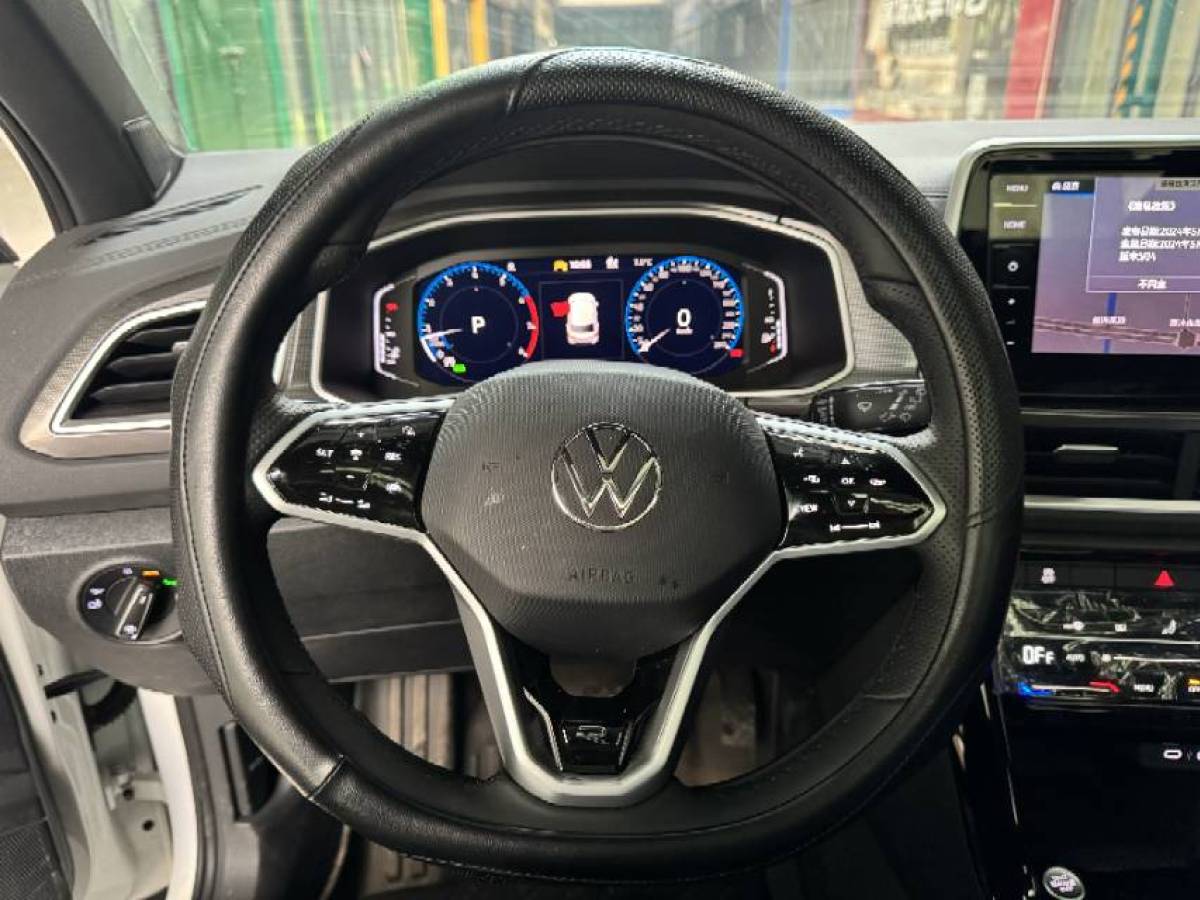 Volkswagen T-Roc 2025 car image #2