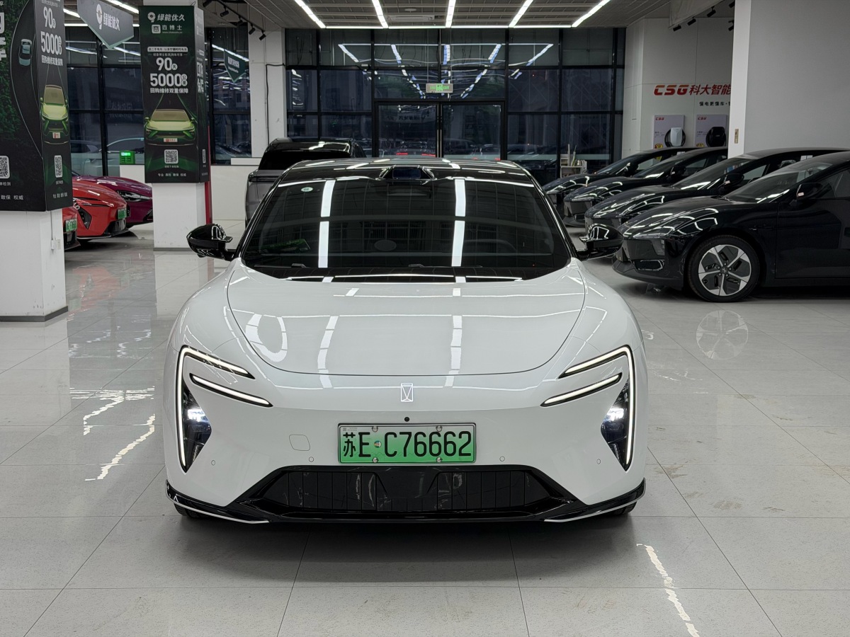 Avatr 06 2025 car image #2