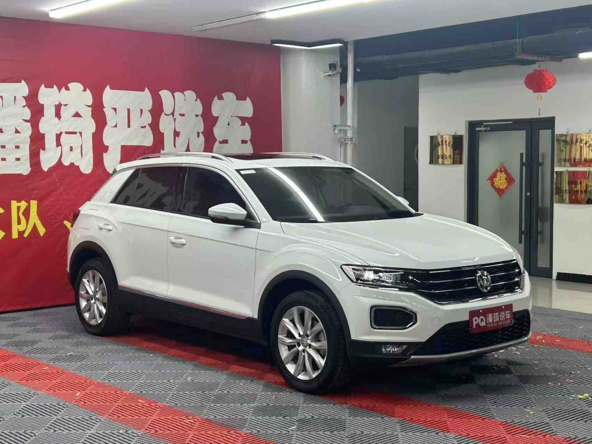 Volkswagen T-Roc 2020 car image #2