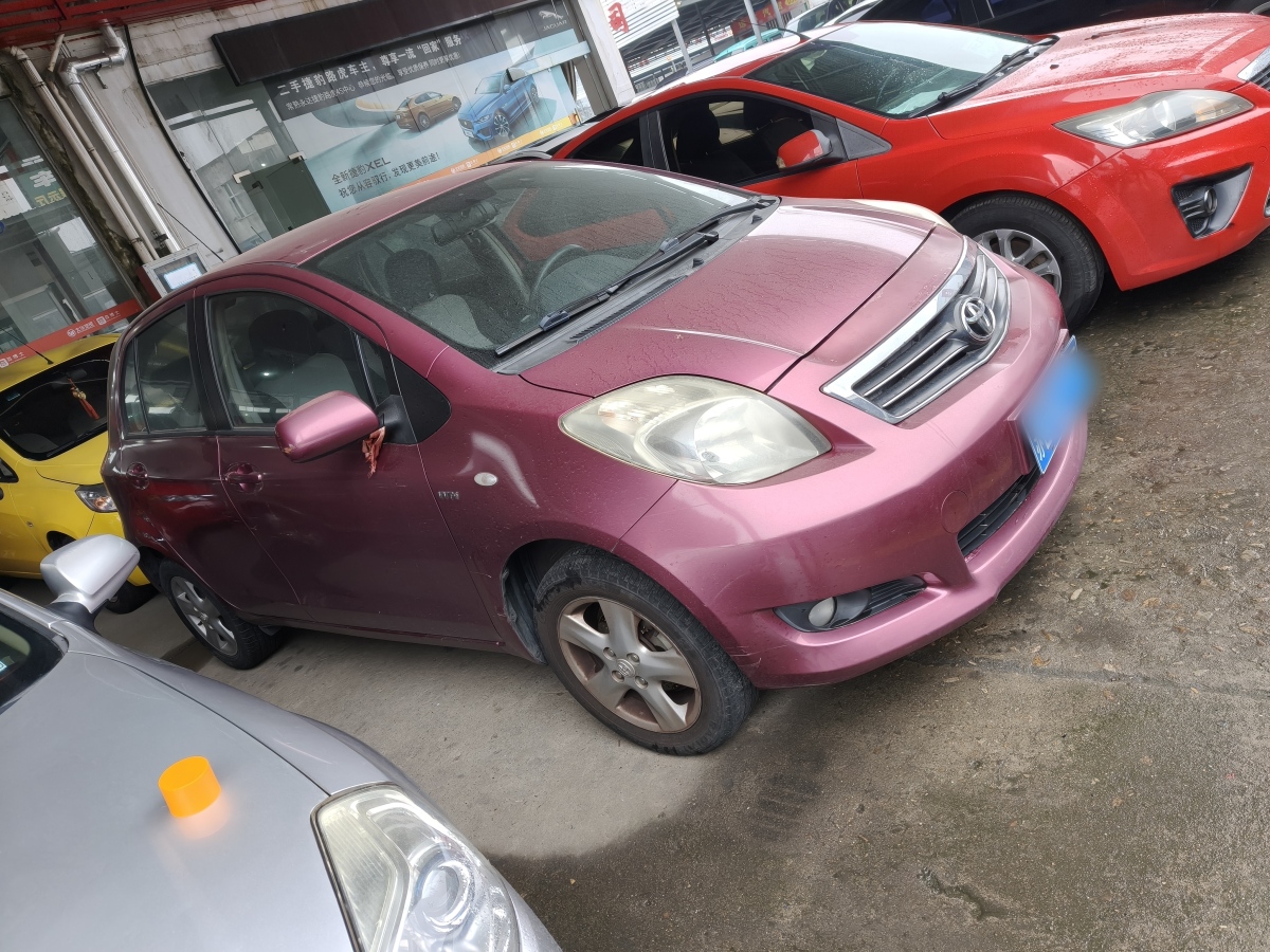 Toyota Yaris 2011 изображение автомобиля #2