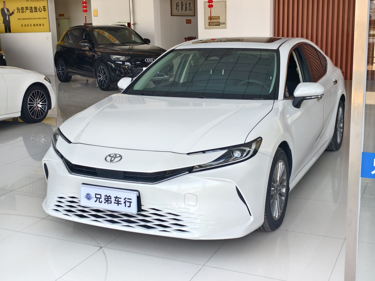 Toyota Camry 2025 car image #2