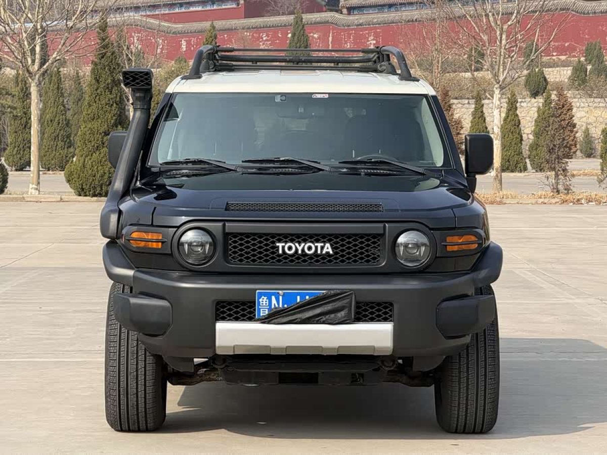 Toyota FJ Cruiser 2011 car image #2