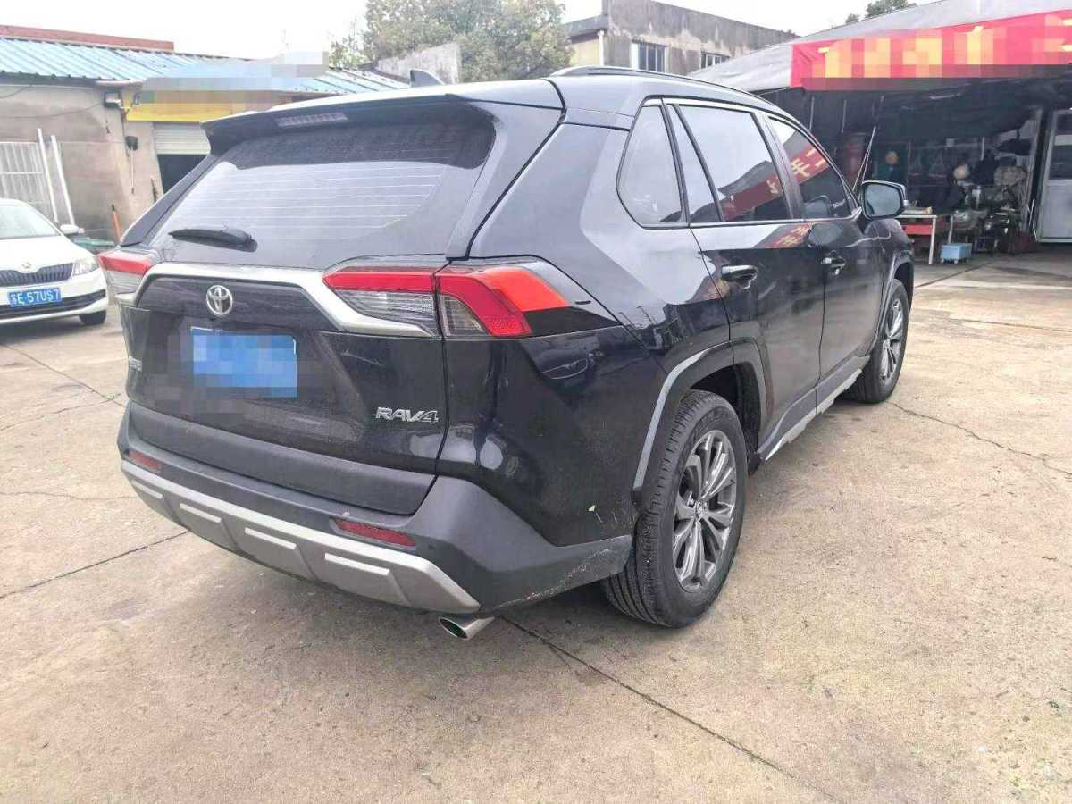 Toyota RAV4 2025 car image #2