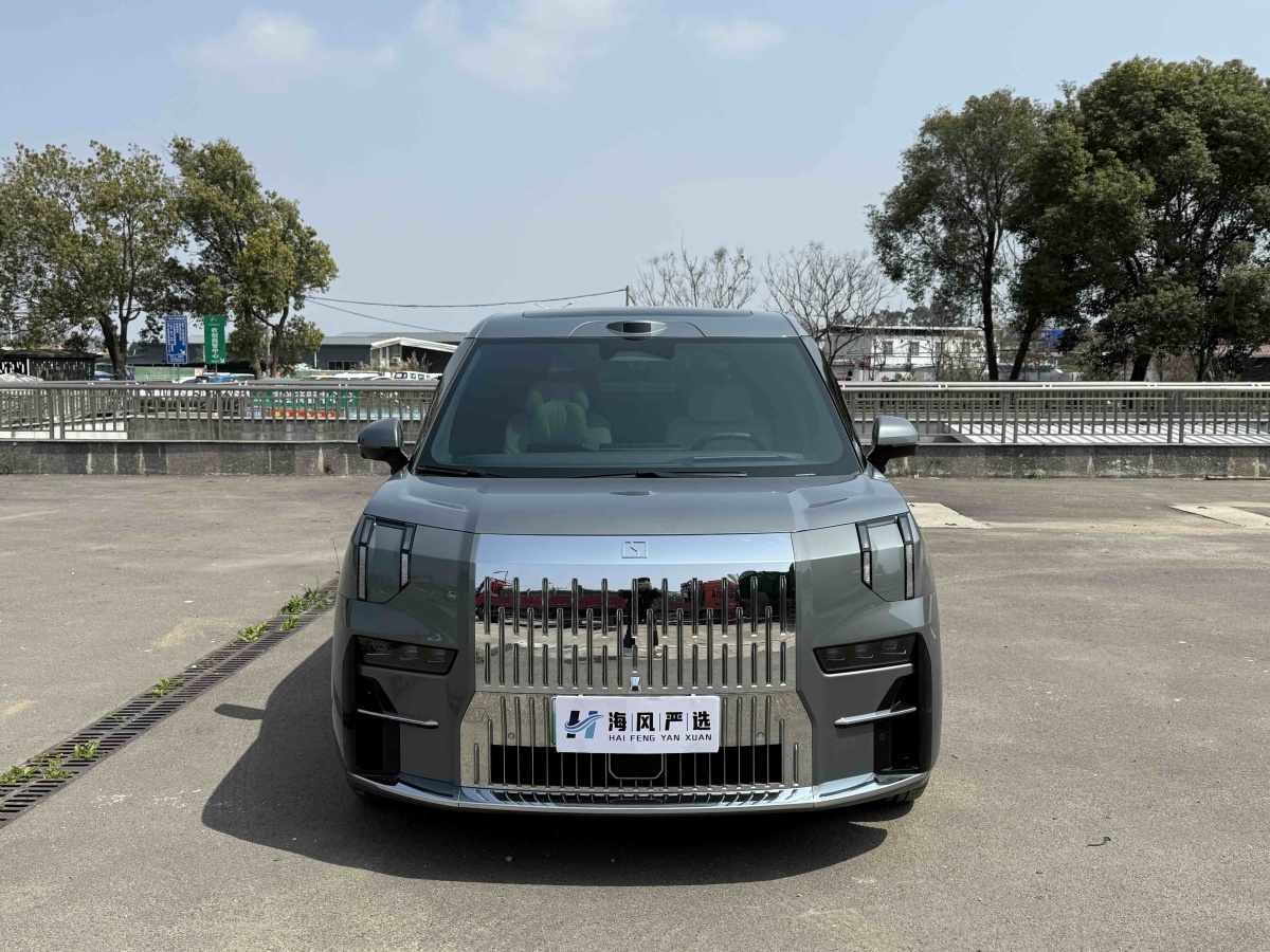 Zeekr 009 2025 car image #2