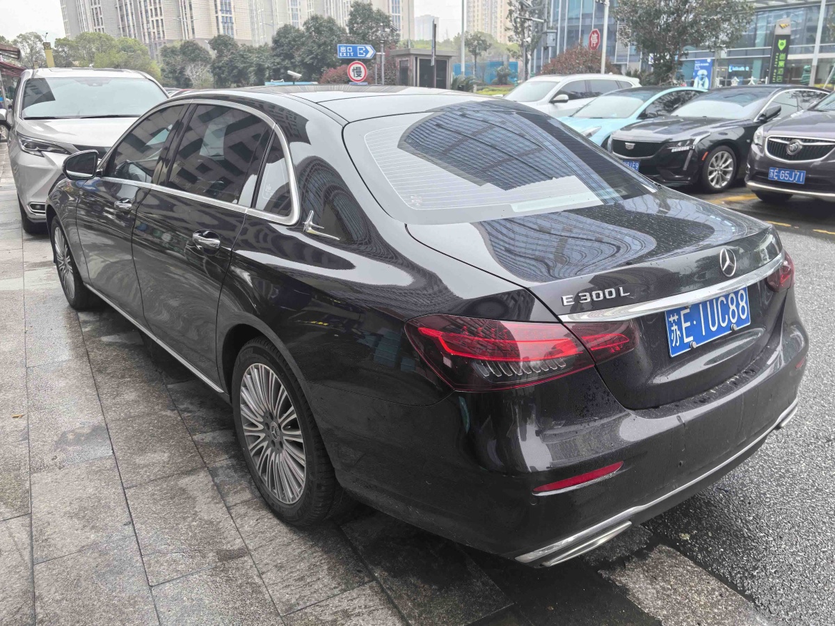 Mercedes-Benz E Class 2022 car image #2