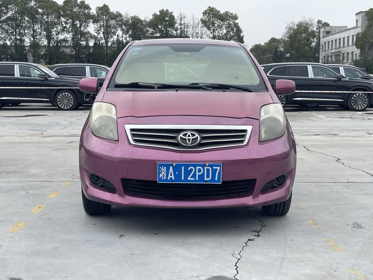 Toyota Yaris 2011 car image #2