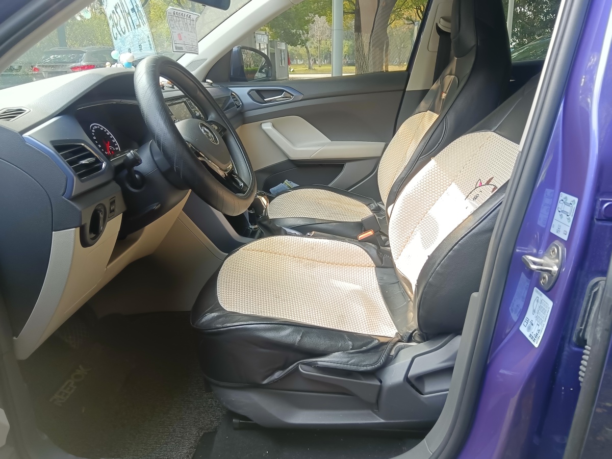 Volkswagen T-Cross 2020 car image #2