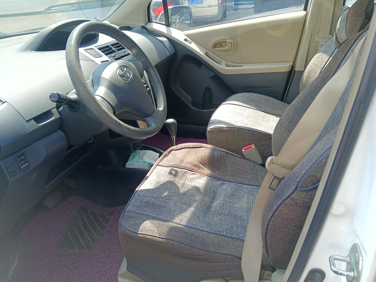 Toyota Yaris 2013 car image #2