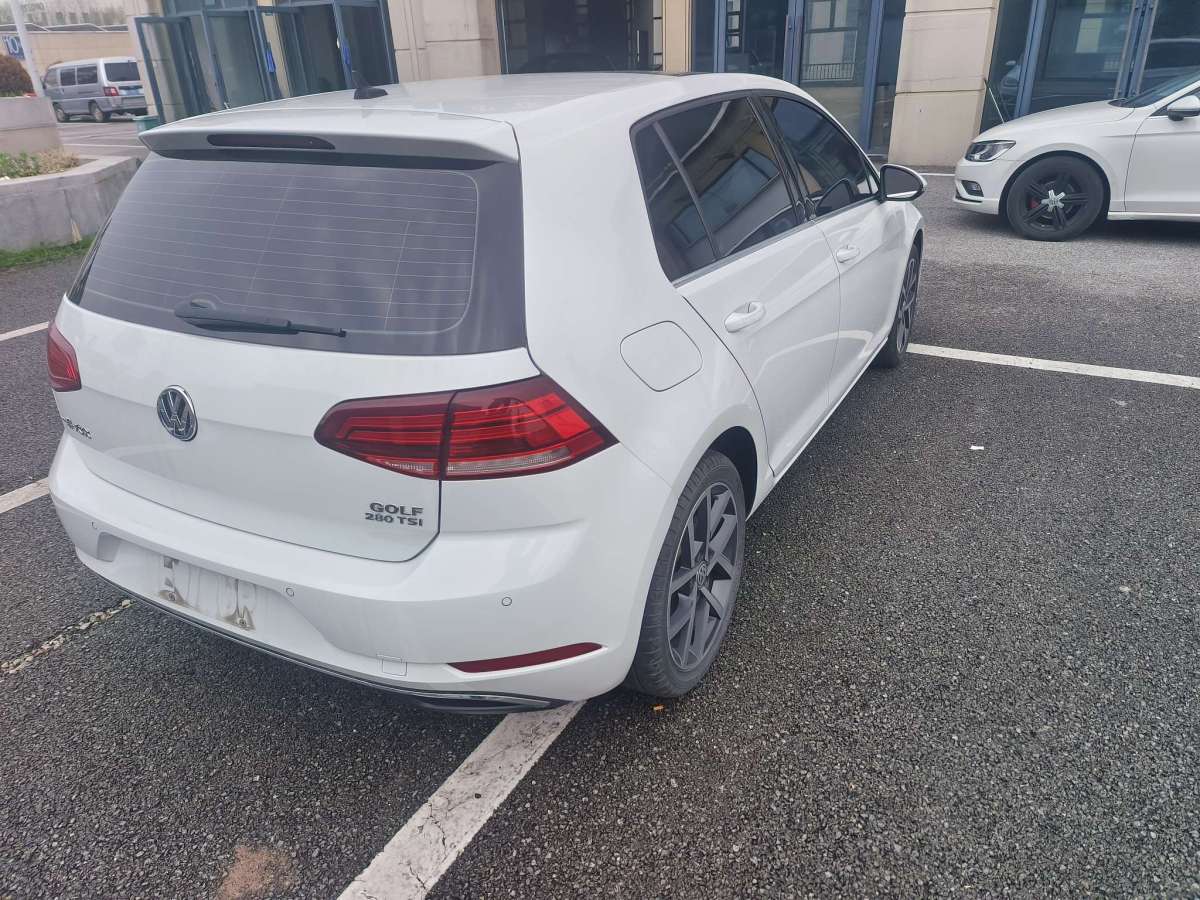 Volkswagen Golf 2020 car image #2