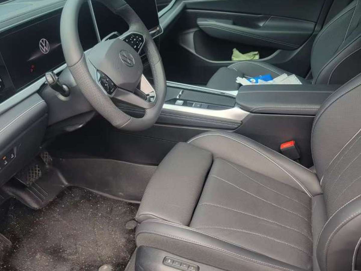 Volkswagen Passat 2025 car image #2