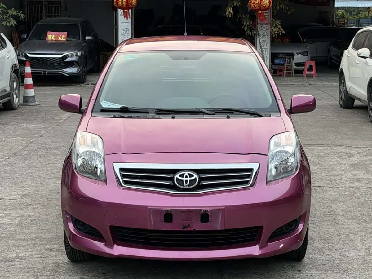 Toyota Yaris 2012 car image #2