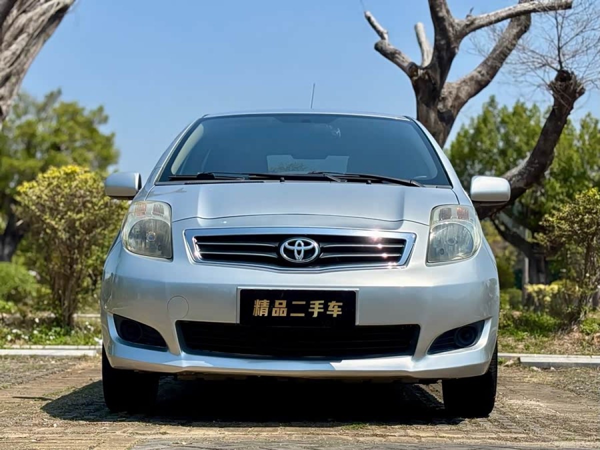 Toyota Yaris 2011 car image #2