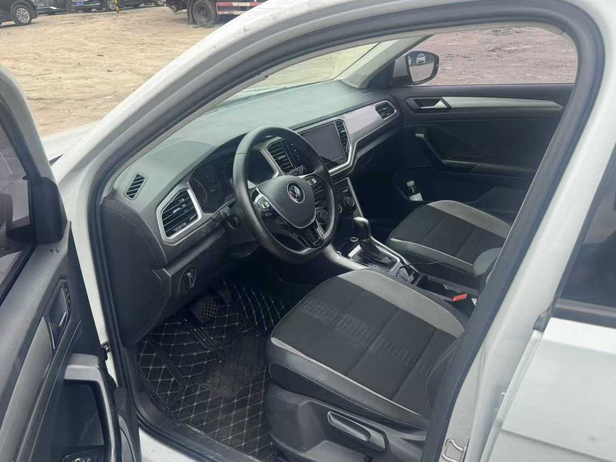 Volkswagen T-Roc 2022 car image #2