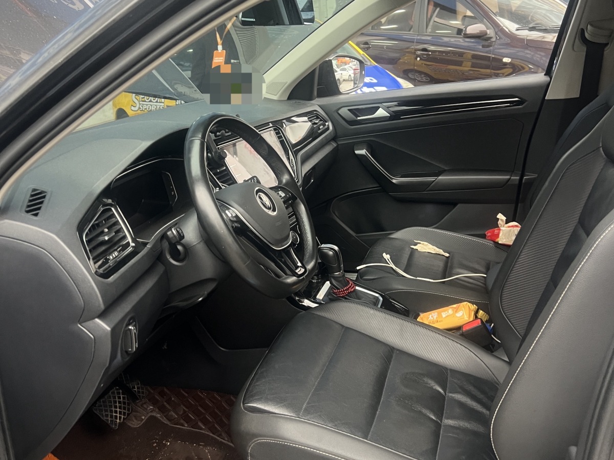 Volkswagen T-Roc 2022 car image #2