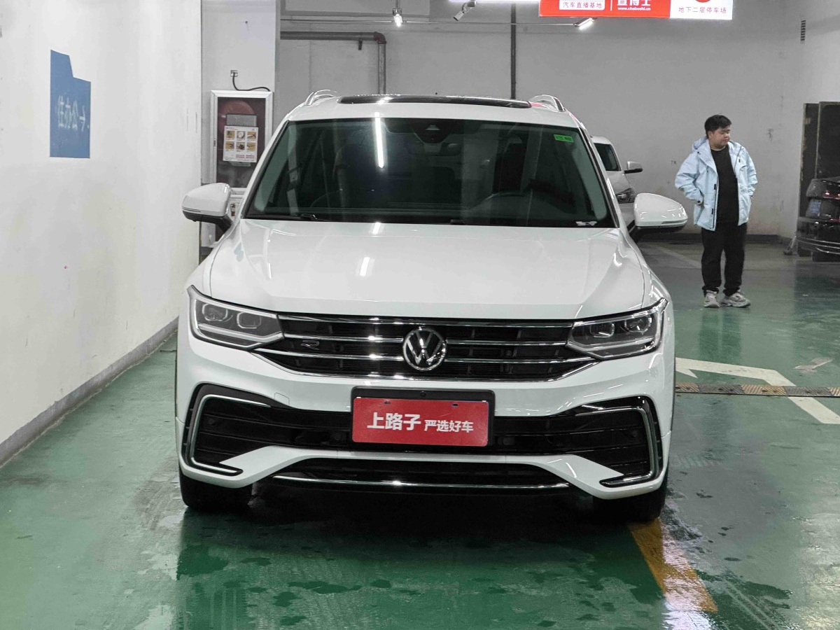 Volkswagen Tiguan L 2024 car image #2