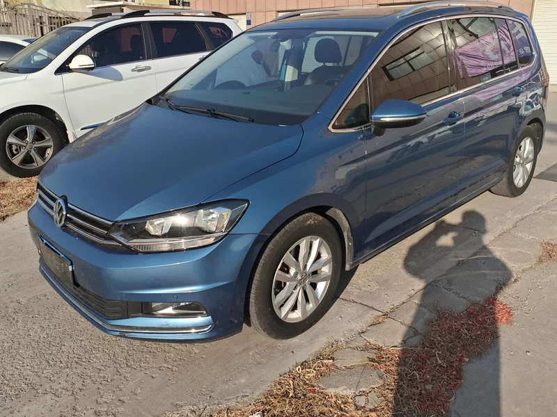 Volkswagen Touran 2018 car image #2