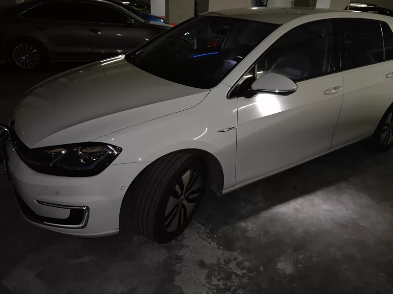 Volkswagen Golf Pure Electric 2018 car image #2