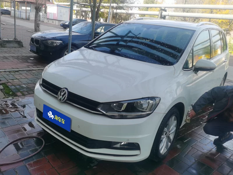 Volkswagen Touran 2018 car image #2