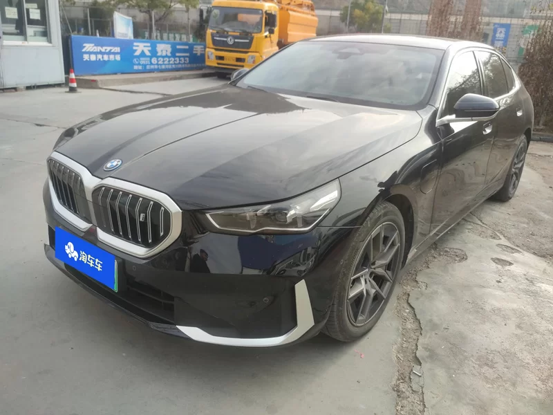 BMW i5 M60 2024 car image #2