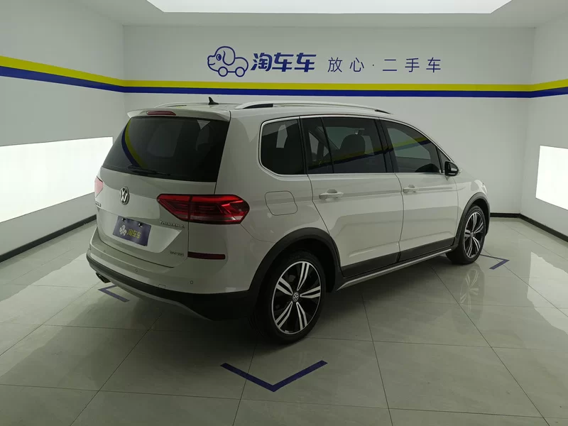 Volkswagen Touran 2021 immagine di auto #2