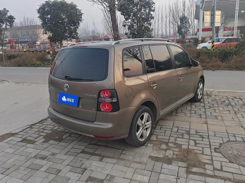 Volkswagen Touran 2015 car image #2