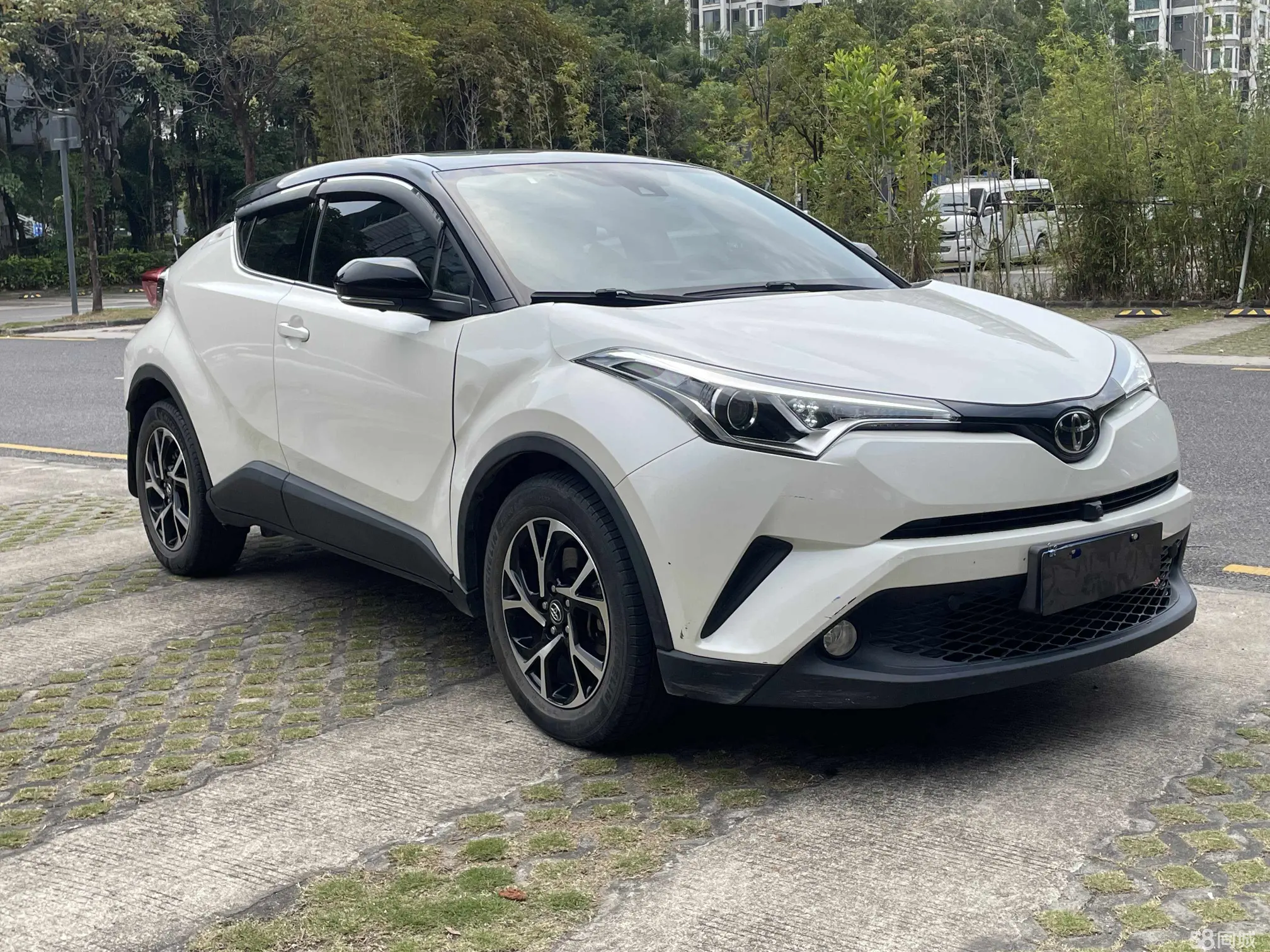 Toyota C-HR 2020 car image #2