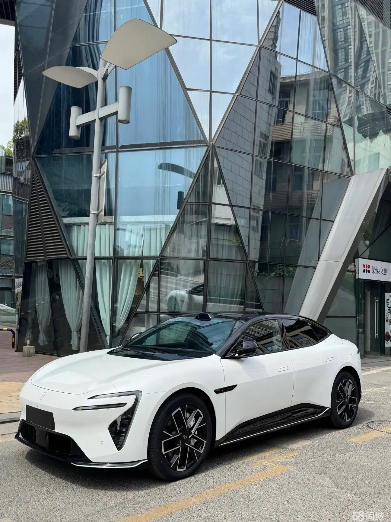 Avatr 06 2025 car image #2