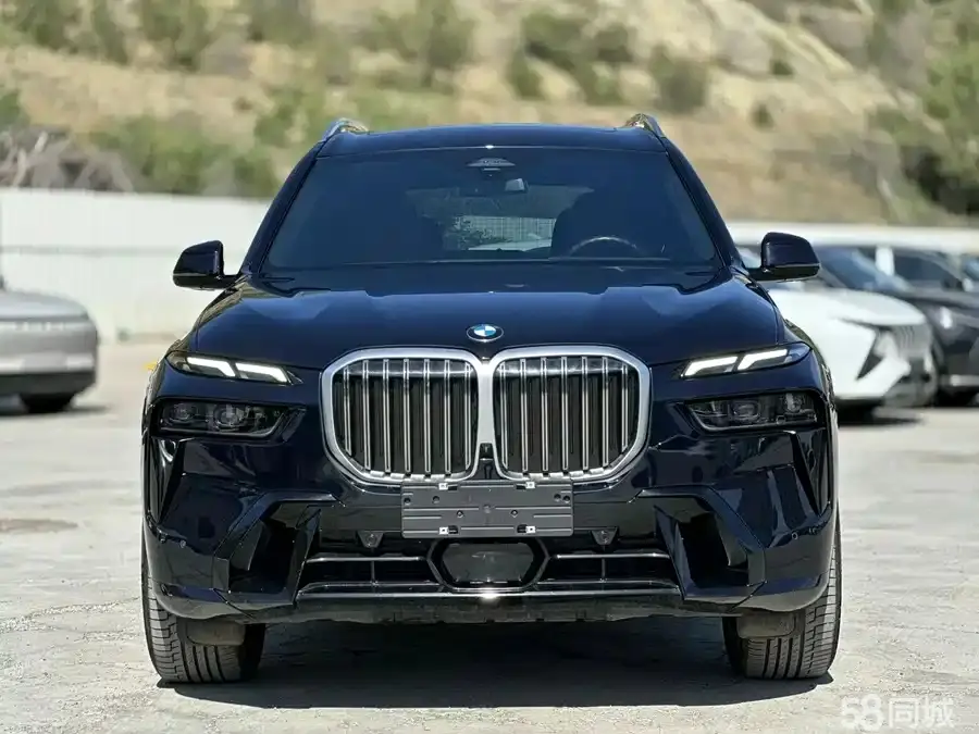 BMW X7 2023 car image #2