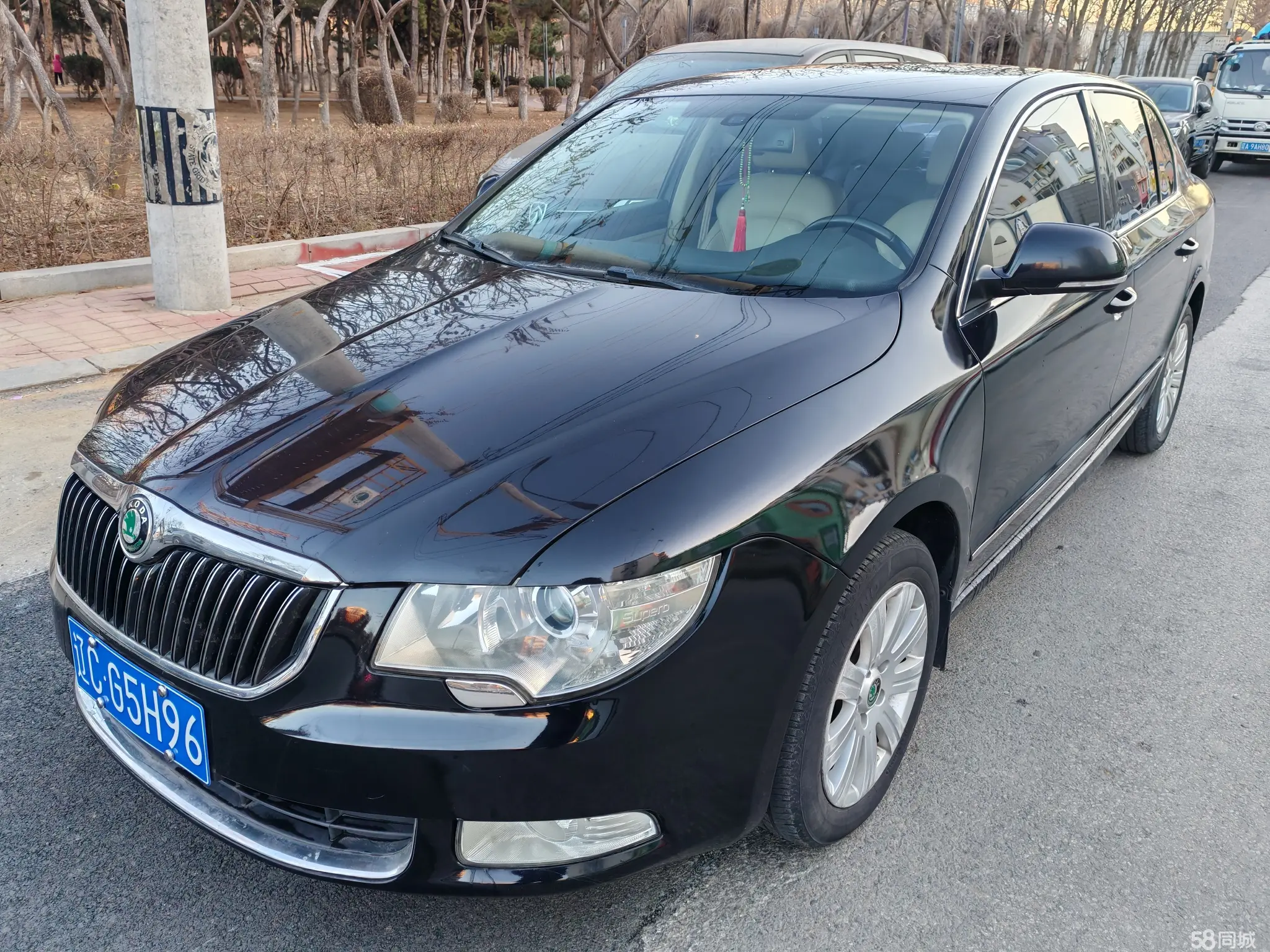 Skoda Superb 2010 car image #2