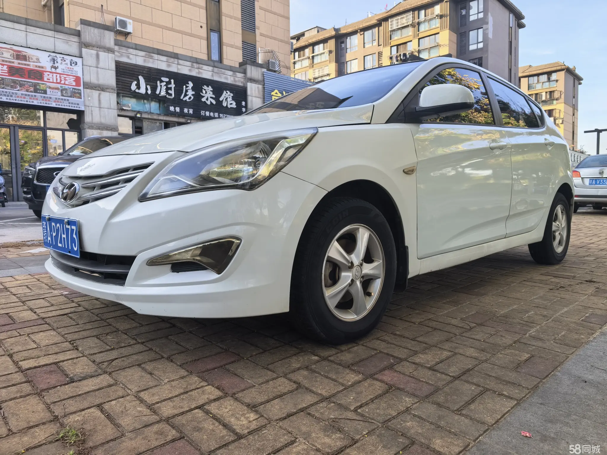 Hyundai Reina Hatchback 2015 car image #2