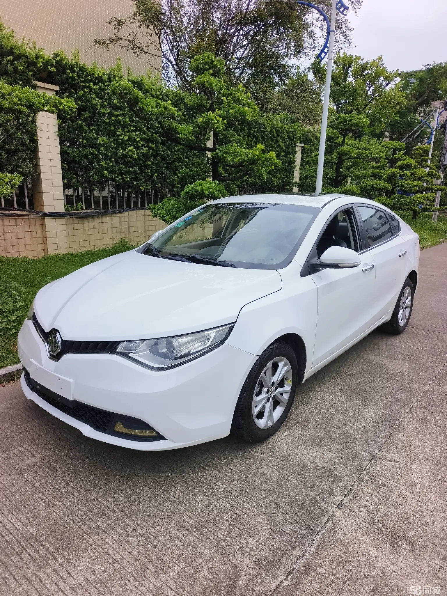 MG GT 2015 car image #2