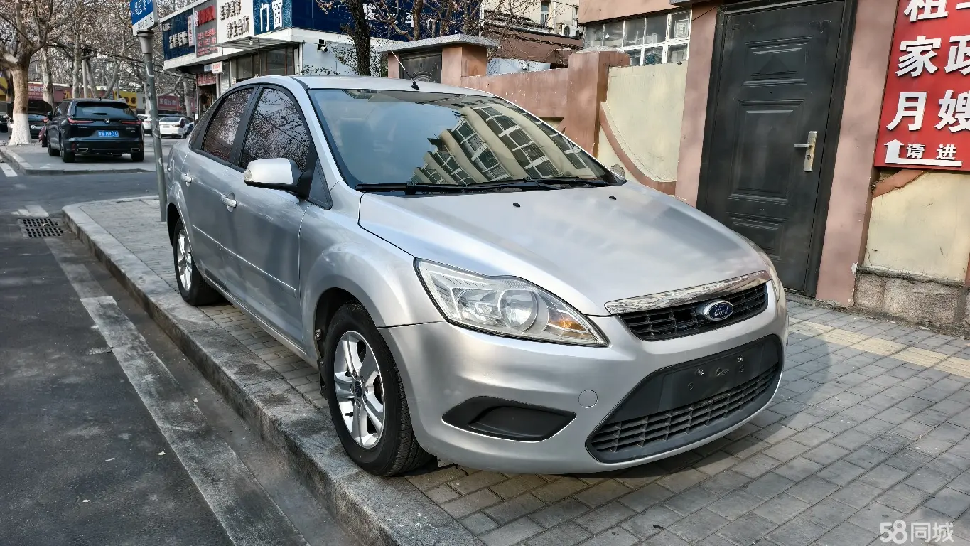 Ford Focus 2010 car image #2