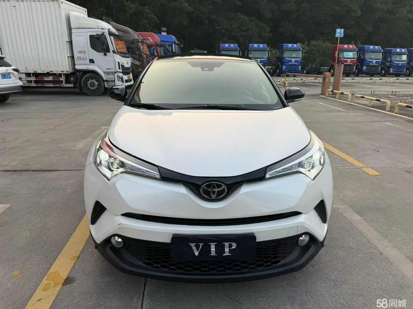 Toyota C-HR 2018 car image #2