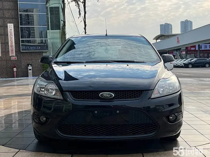 Ford Focus 2010 car image #2