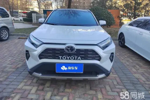 Toyota RAV4 2025 car image #2