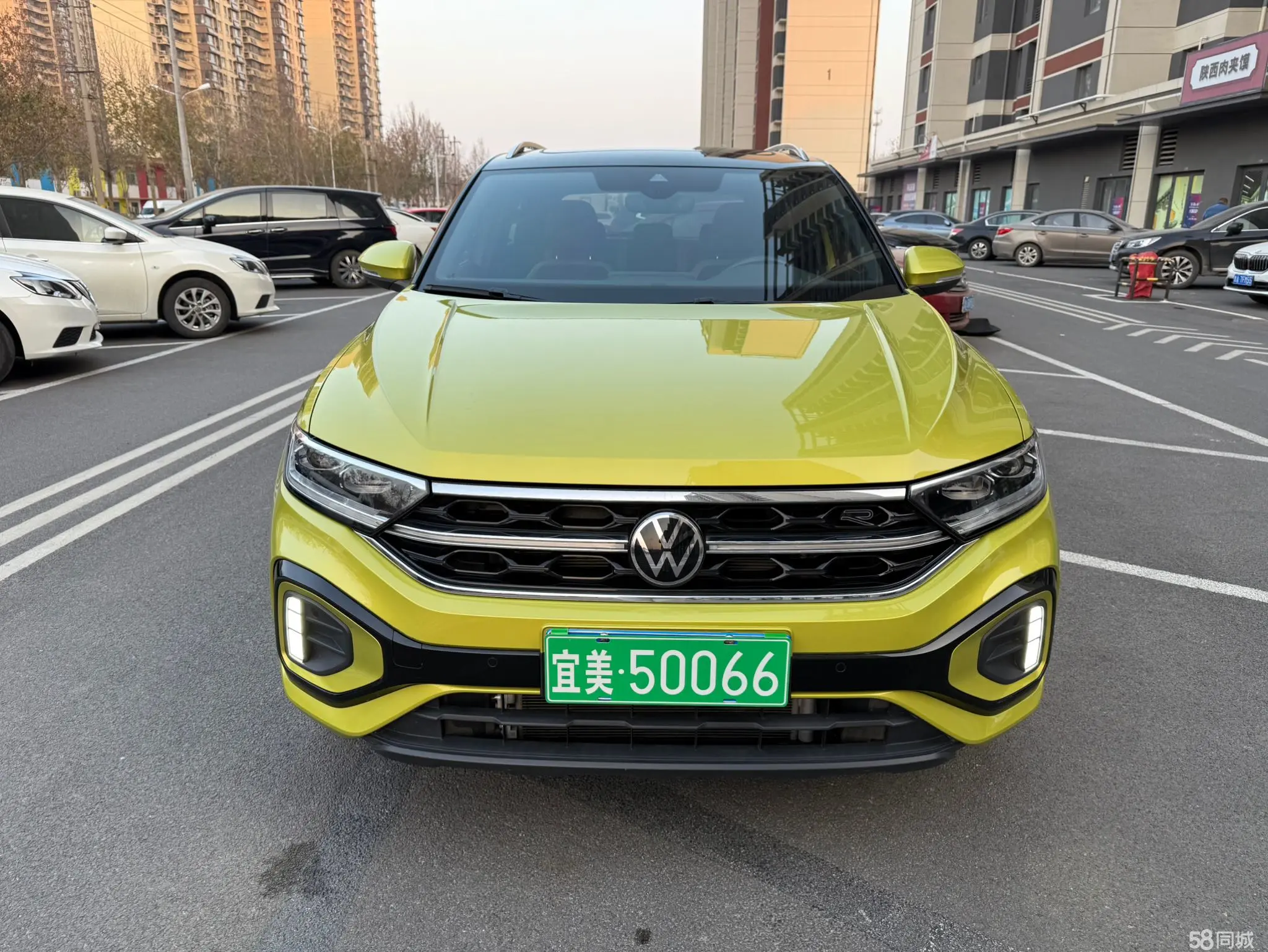 Volkswagen T-Roc 2023 car image #2