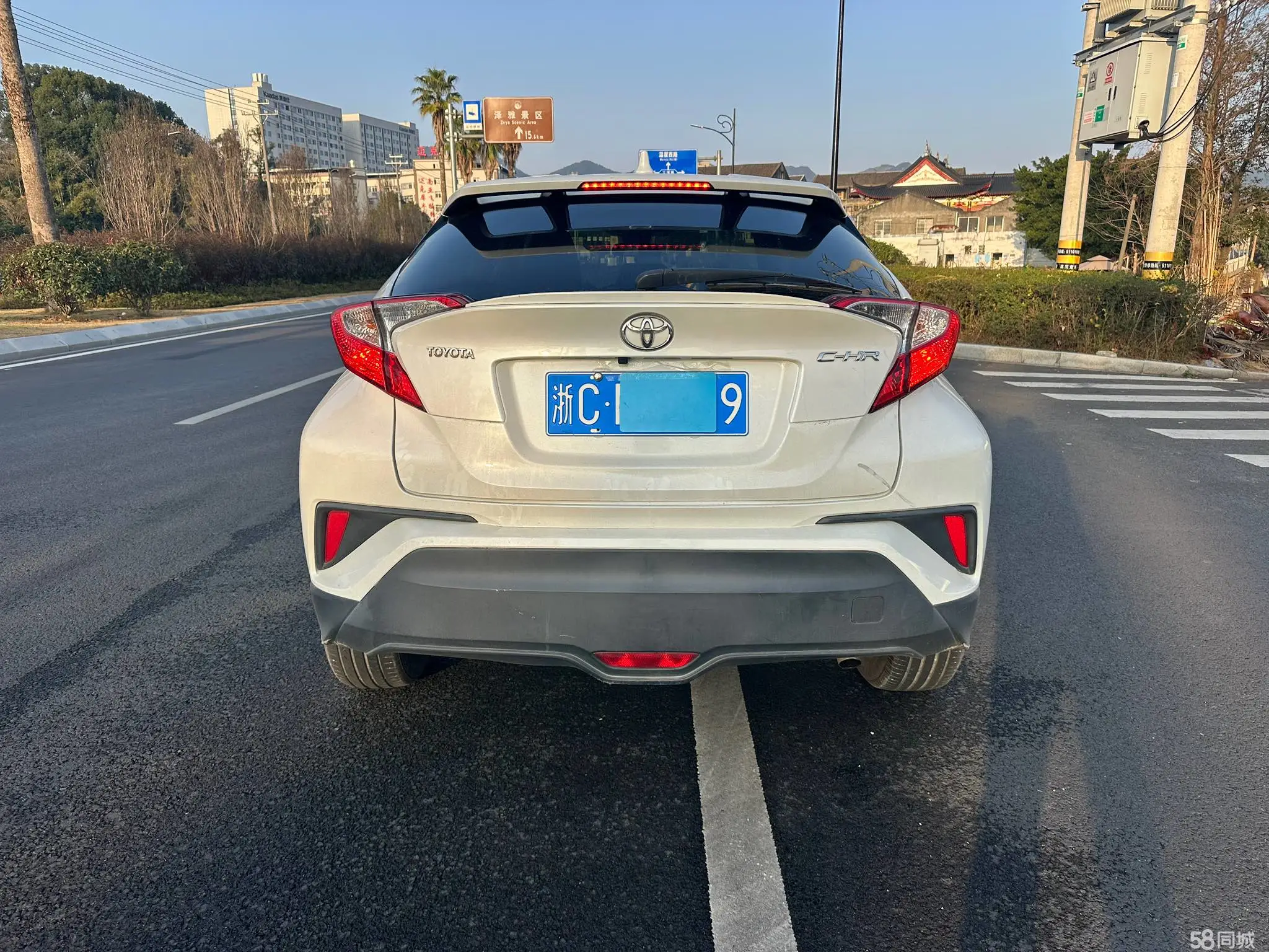 Toyota C-HR 2020 car image #2