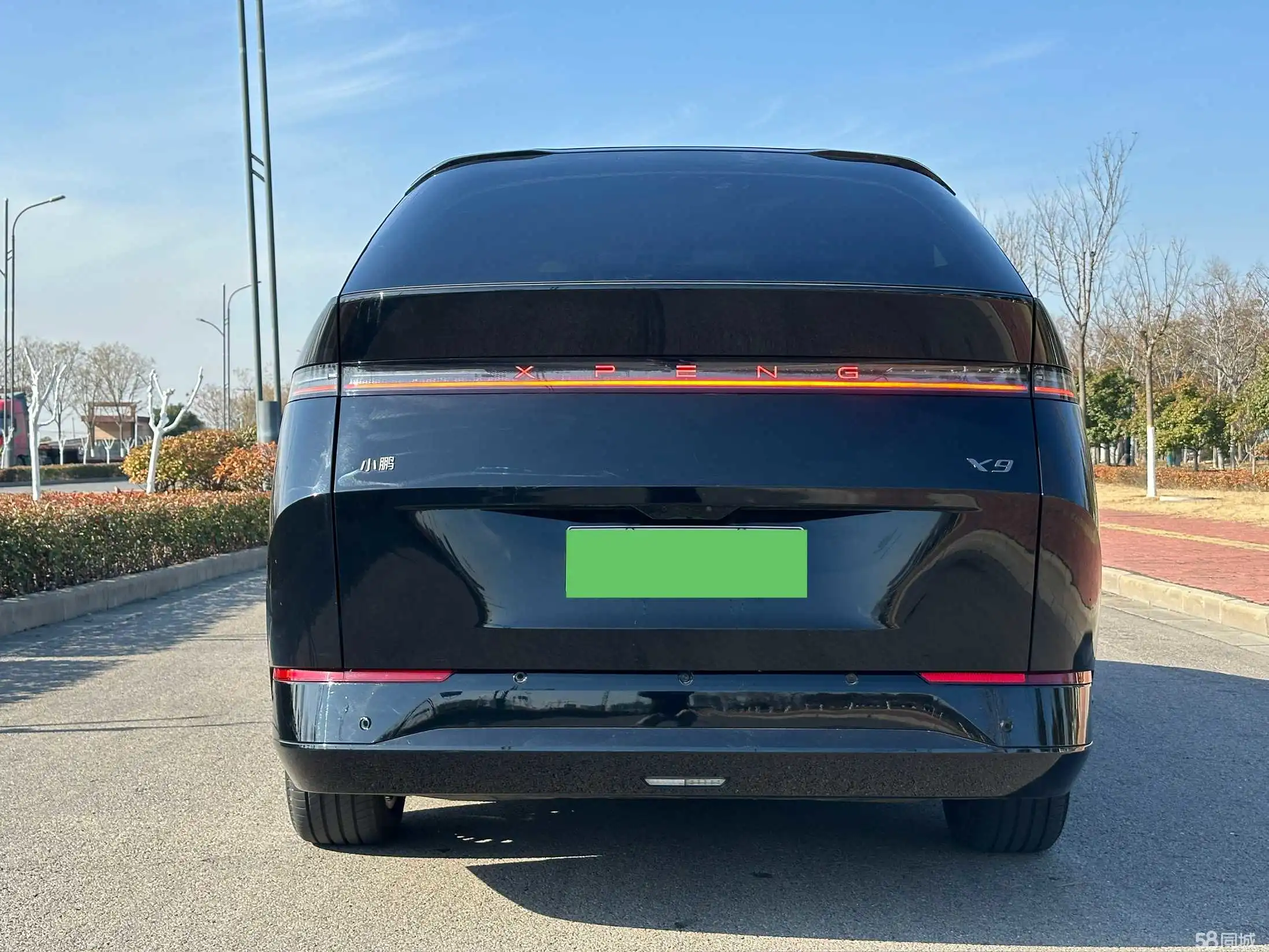 Xpeng X9 2025 car image #2